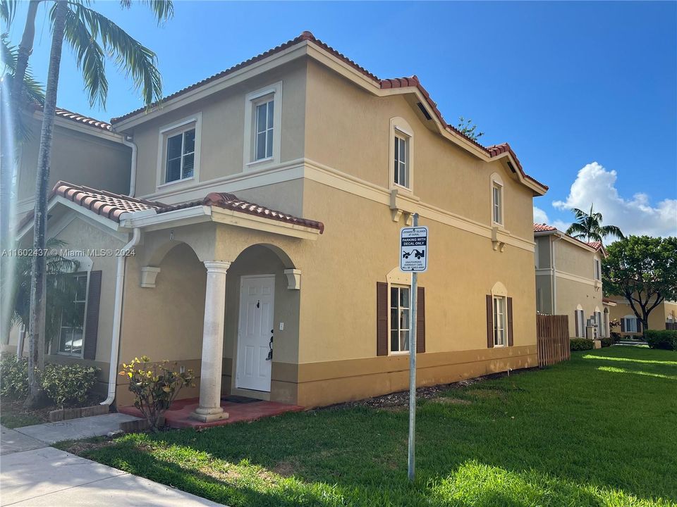Active With Contract: $3,200 (3 beds, 3 baths, 1462 Square Feet)