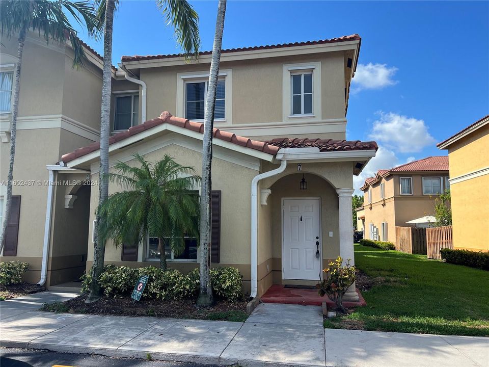 Active With Contract: $3,200 (3 beds, 3 baths, 1462 Square Feet)