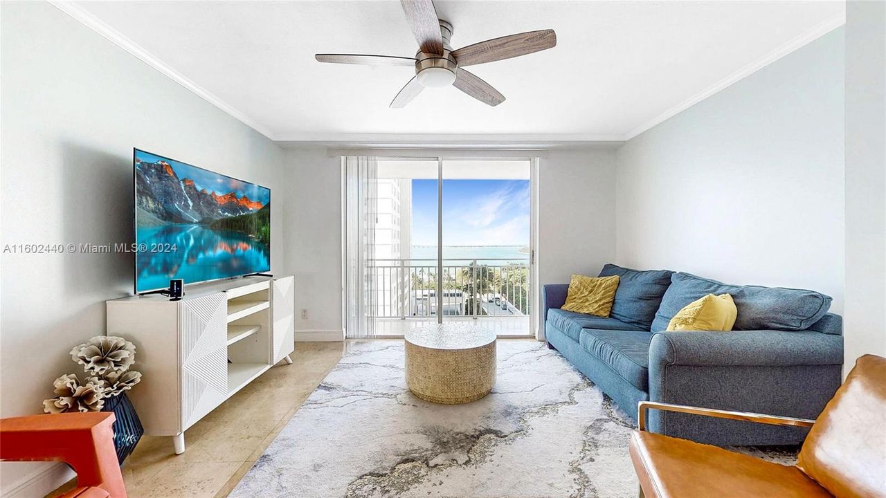 Active With Contract: $2,700 (1 beds, 1 baths, 682 Square Feet)