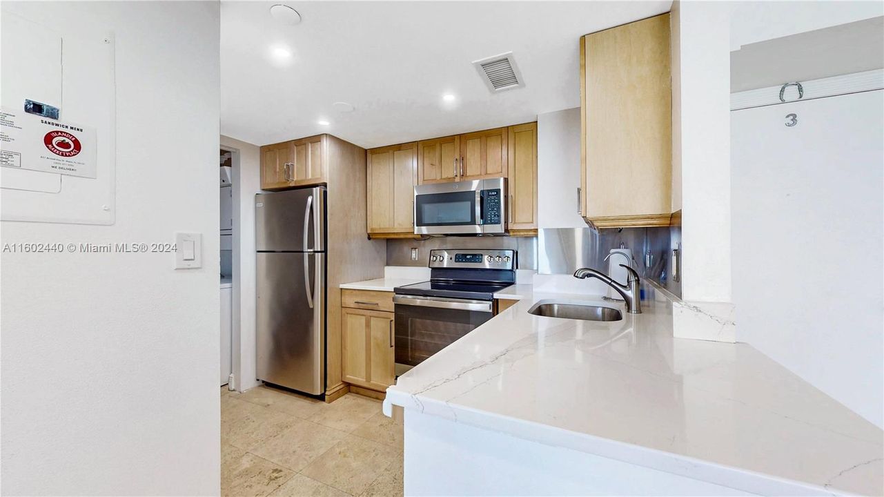 Active With Contract: $2,700 (1 beds, 1 baths, 682 Square Feet)