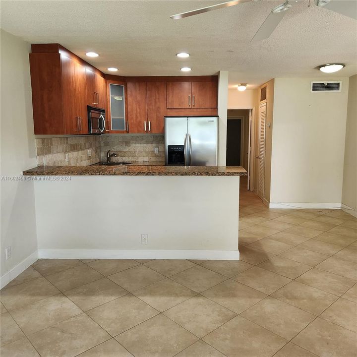 For Sale: $215,000 (1 beds, 1 baths, 700 Square Feet)