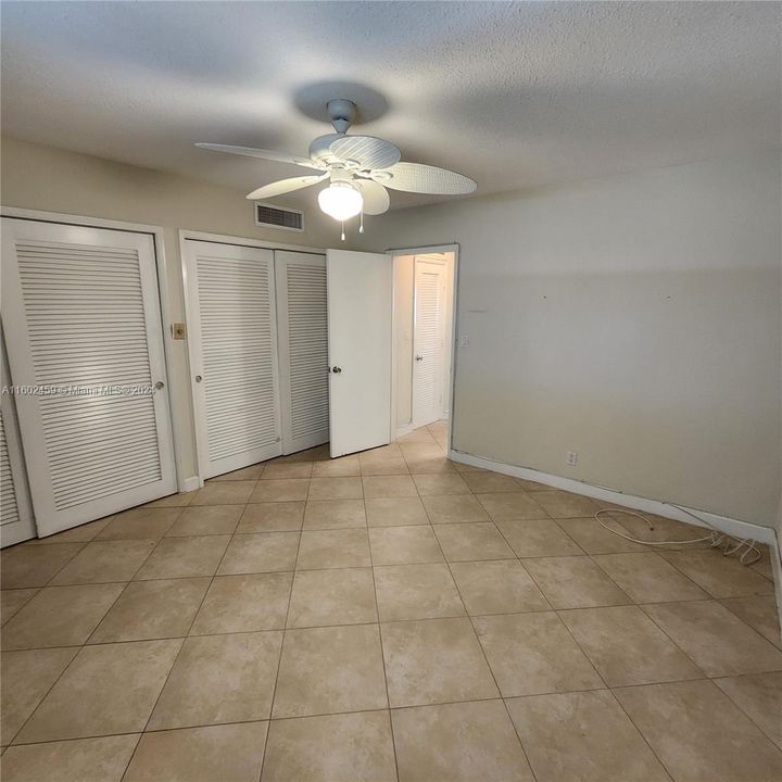 For Sale: $215,000 (1 beds, 1 baths, 700 Square Feet)