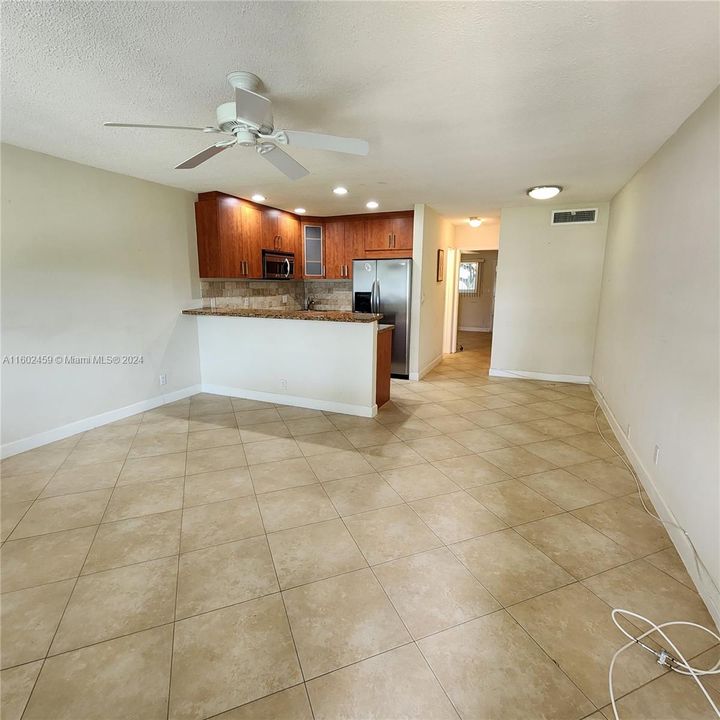 For Sale: $215,000 (1 beds, 1 baths, 700 Square Feet)