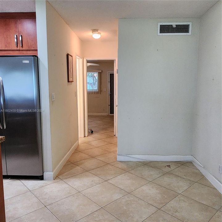 For Sale: $215,000 (1 beds, 1 baths, 700 Square Feet)