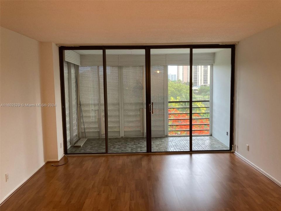 For Sale: $240,000 (1 beds, 1 baths, 741 Square Feet)