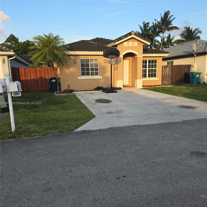 Active With Contract: $510,000 (3 beds, 2 baths, 1276 Square Feet)