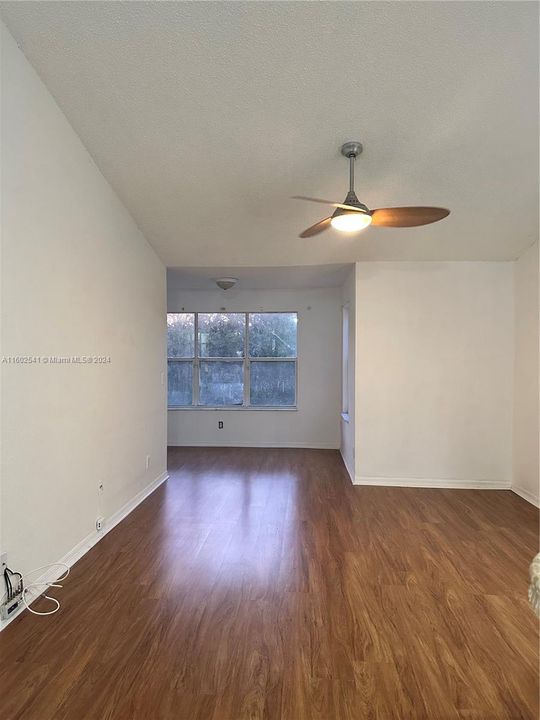 For Sale: $285,000 (2 beds, 1 baths, 965 Square Feet)