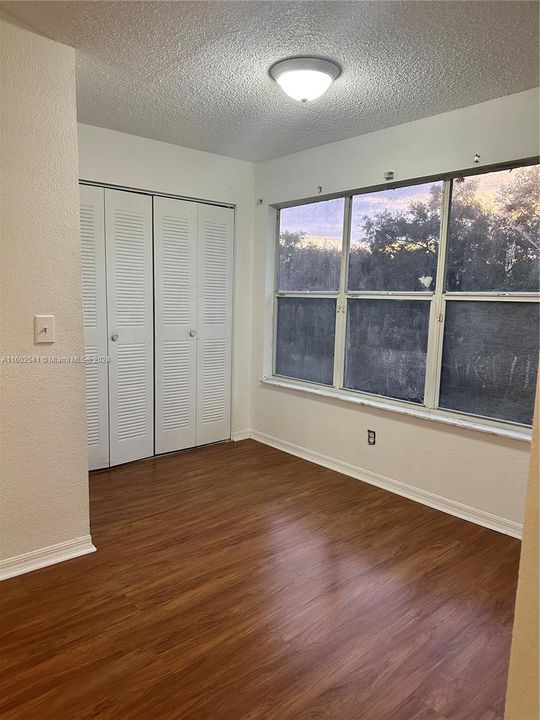 For Sale: $285,000 (2 beds, 1 baths, 965 Square Feet)