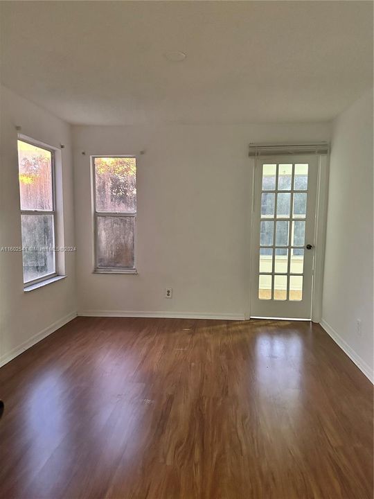 For Sale: $285,000 (2 beds, 1 baths, 965 Square Feet)