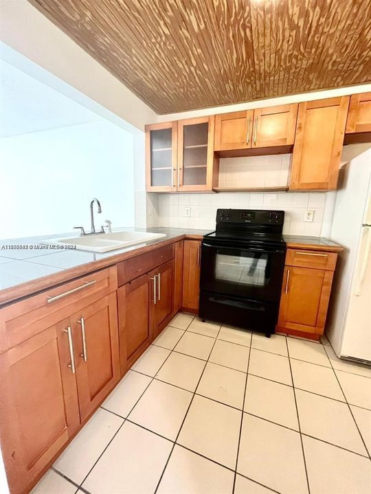 For Sale: $239,000 (2 beds, 2 baths, 956 Square Feet)