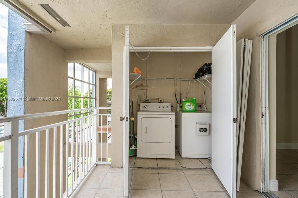 Vendido Recientemente: $284,999 (2 camas, 2 baños, 1106 Pies cuadrados)