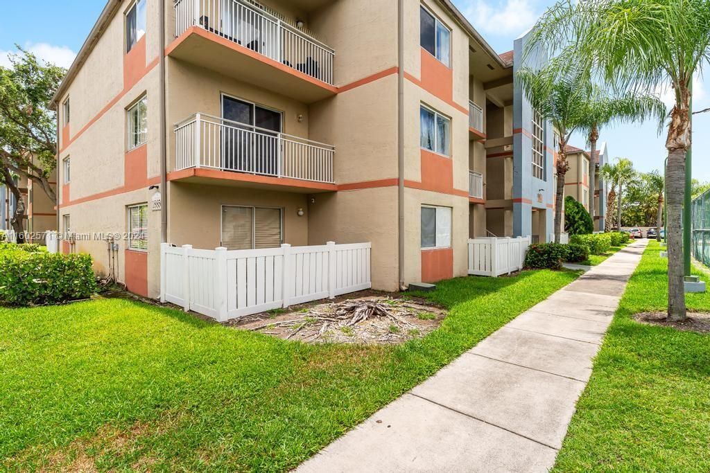 Recently Sold: $284,999 (2 beds, 2 baths, 1106 Square Feet)