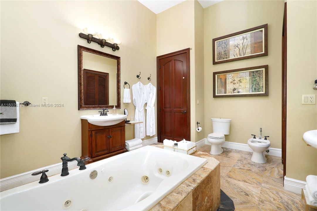 В аренду: $16,000 (5 спален, 4 ванн, 4150 Квадратных фут)