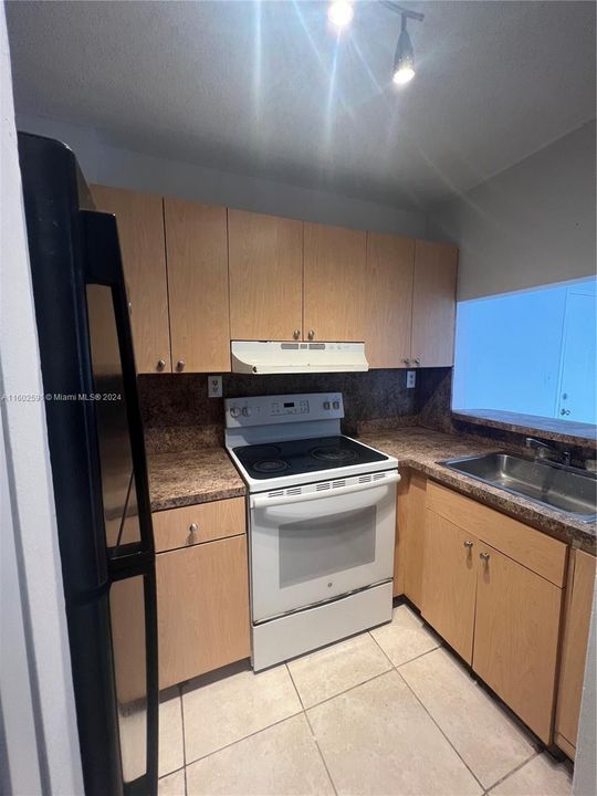 Active With Contract: $2,200 (2 beds, 2 baths, 870 Square Feet)