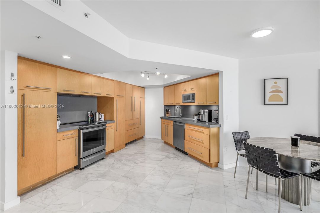 For Sale: $1,525,000 (2 beds, 2 baths, 1270 Square Feet)