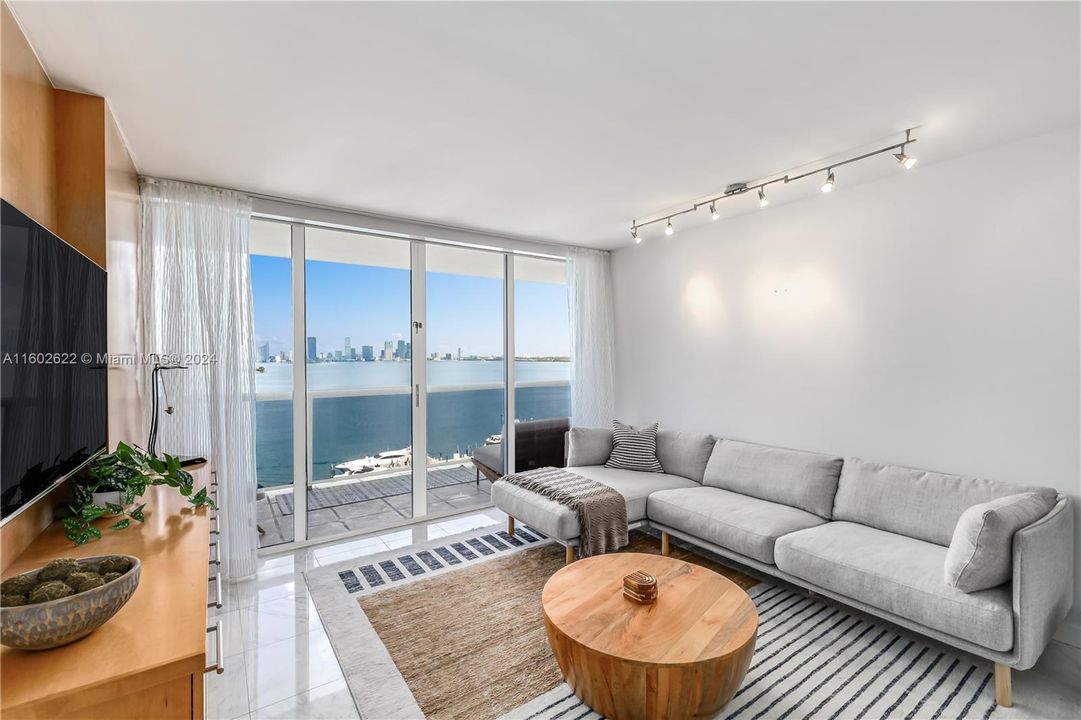 For Sale: $1,525,000 (2 beds, 2 baths, 1270 Square Feet)