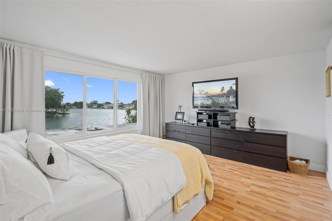 Upstairs Main Bedroom