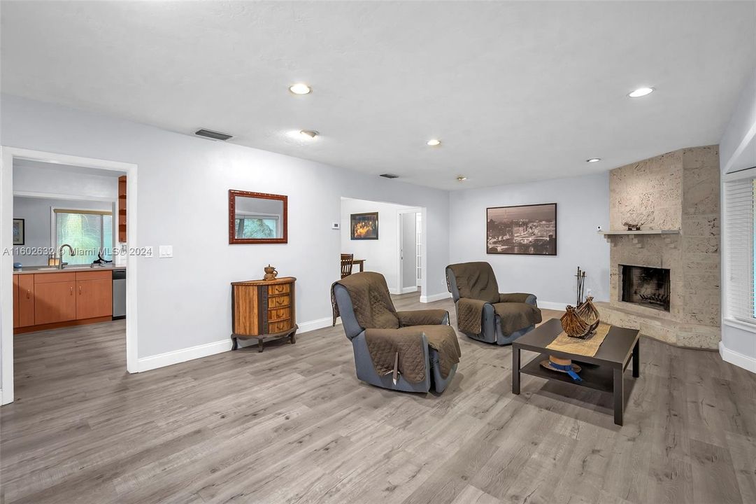 Active With Contract: $800,000 (4 beds, 2 baths, 2463 Square Feet)