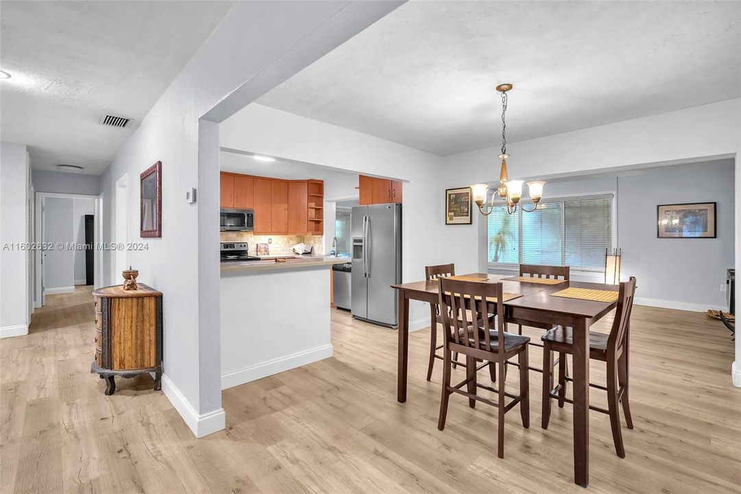 Active With Contract: $800,000 (4 beds, 2 baths, 2463 Square Feet)