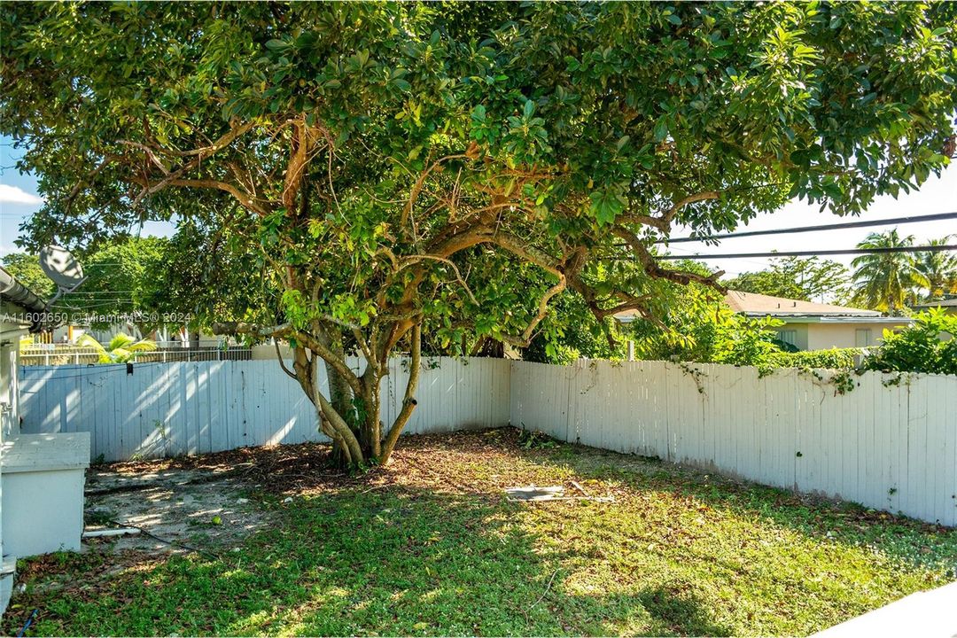 Active With Contract: $598,000 (3 beds, 2 baths, 2211 Square Feet)