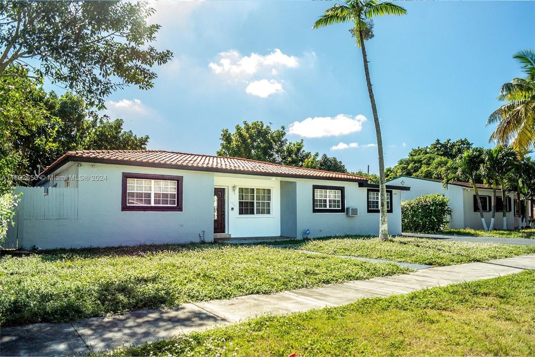 Active With Contract: $598,000 (3 beds, 2 baths, 2211 Square Feet)