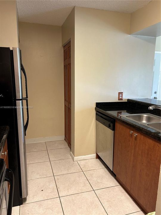 For Rent: $1,890 (1 beds, 1 baths, 841 Square Feet)