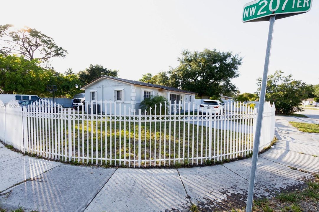 For Sale: $690,000 (4 beds, 3 baths, 1488 Square Feet)