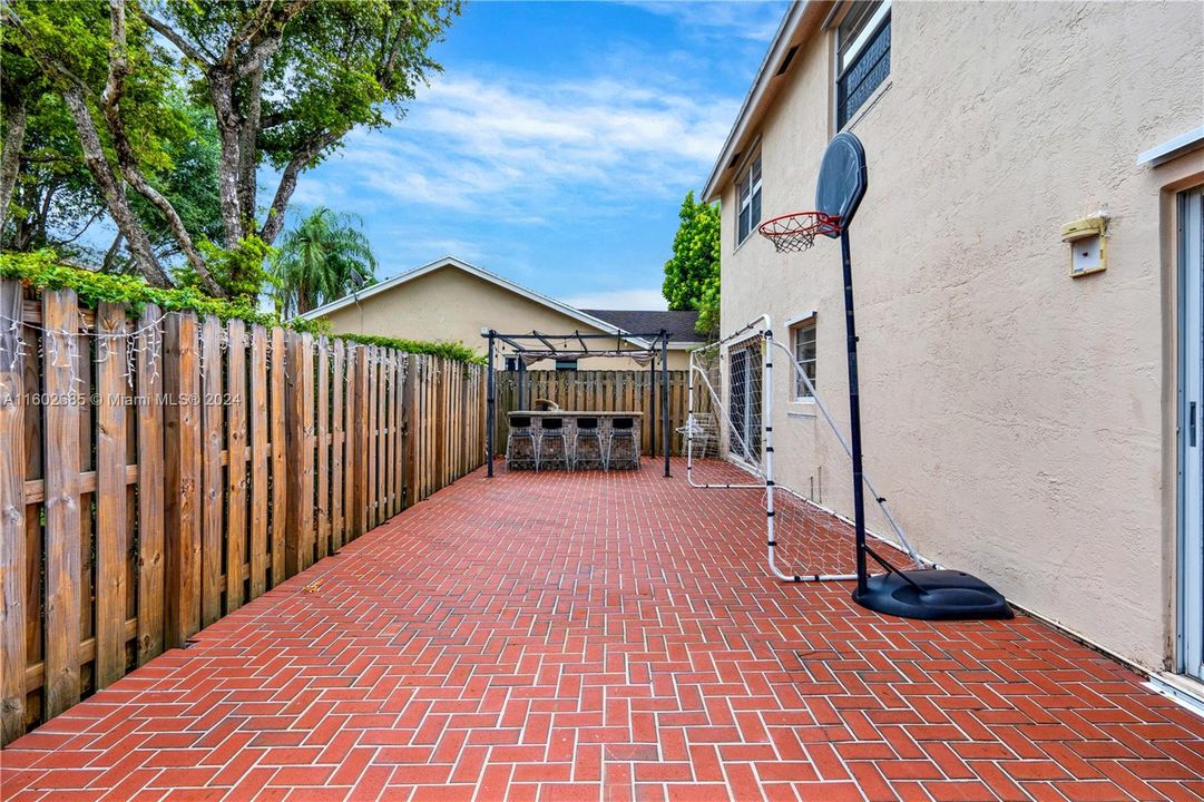 Recently Sold: $770,000 (4 beds, 2 baths, 1861 Square Feet)