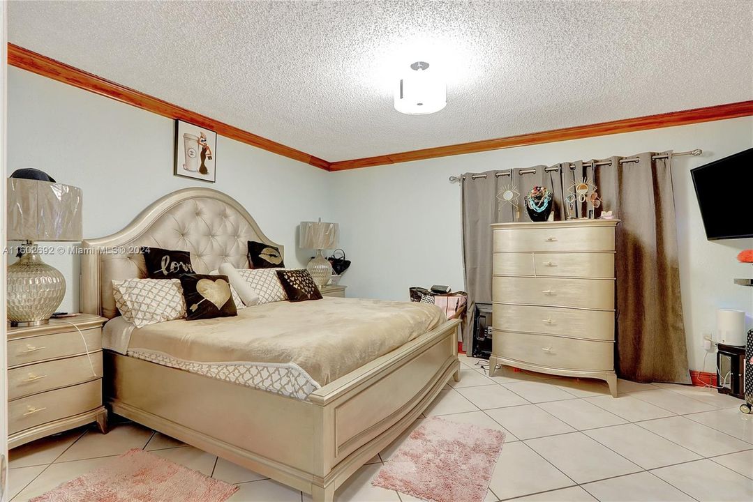 5th unit 3/2 with washer and dryer , owner unit.