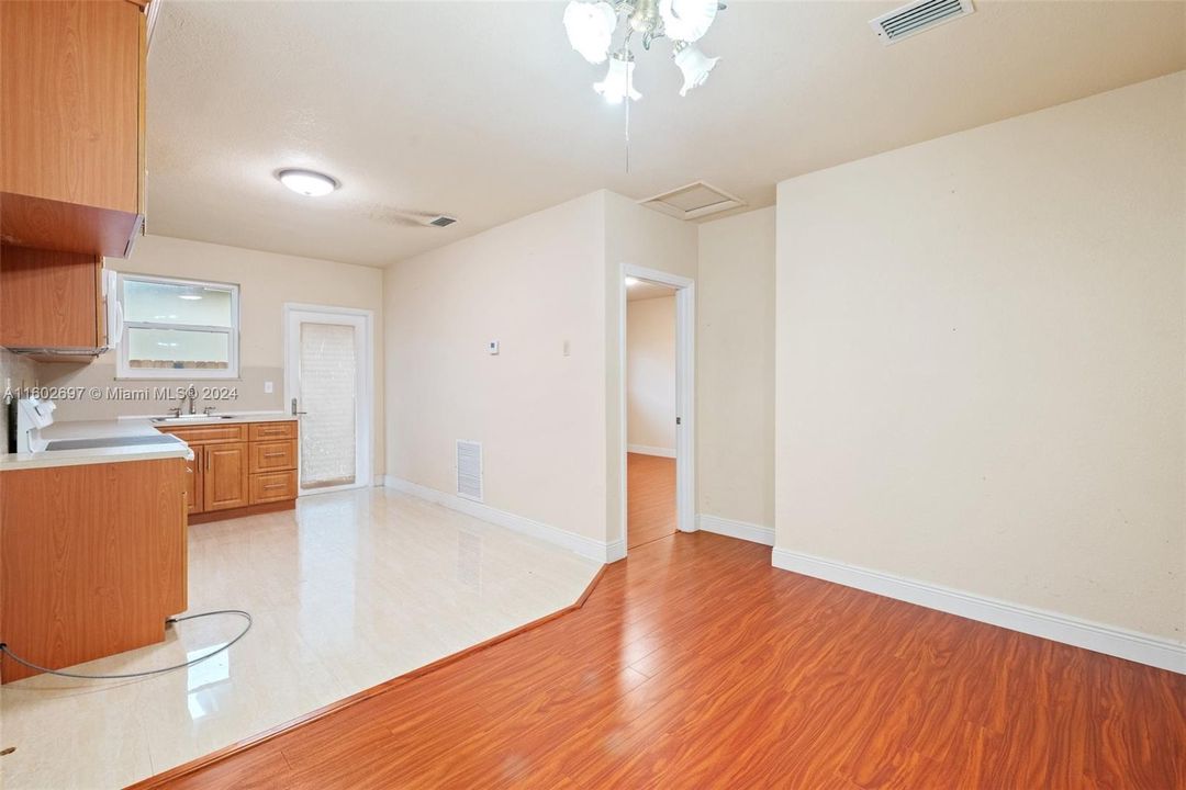 For Sale: $659,000 (2 beds, 1 baths, 1350 Square Feet)