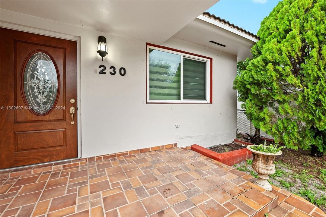 For Sale: $659,000 (2 beds, 1 baths, 1350 Square Feet)