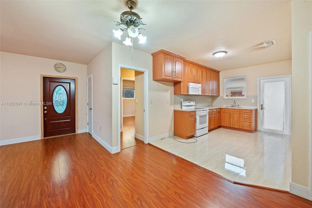 For Sale: $659,000 (2 beds, 1 baths, 1350 Square Feet)