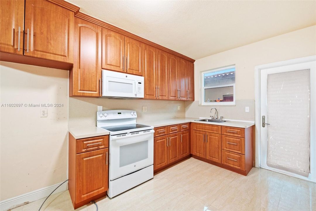 For Sale: $659,000 (2 beds, 1 baths, 1350 Square Feet)