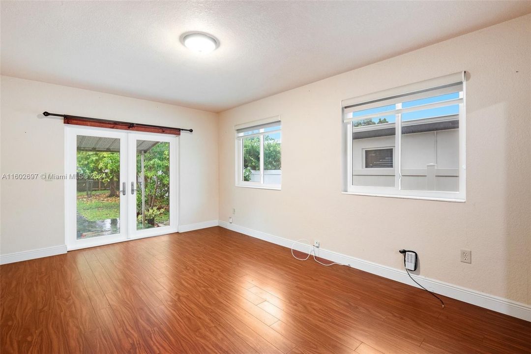 For Sale: $659,000 (2 beds, 1 baths, 1350 Square Feet)