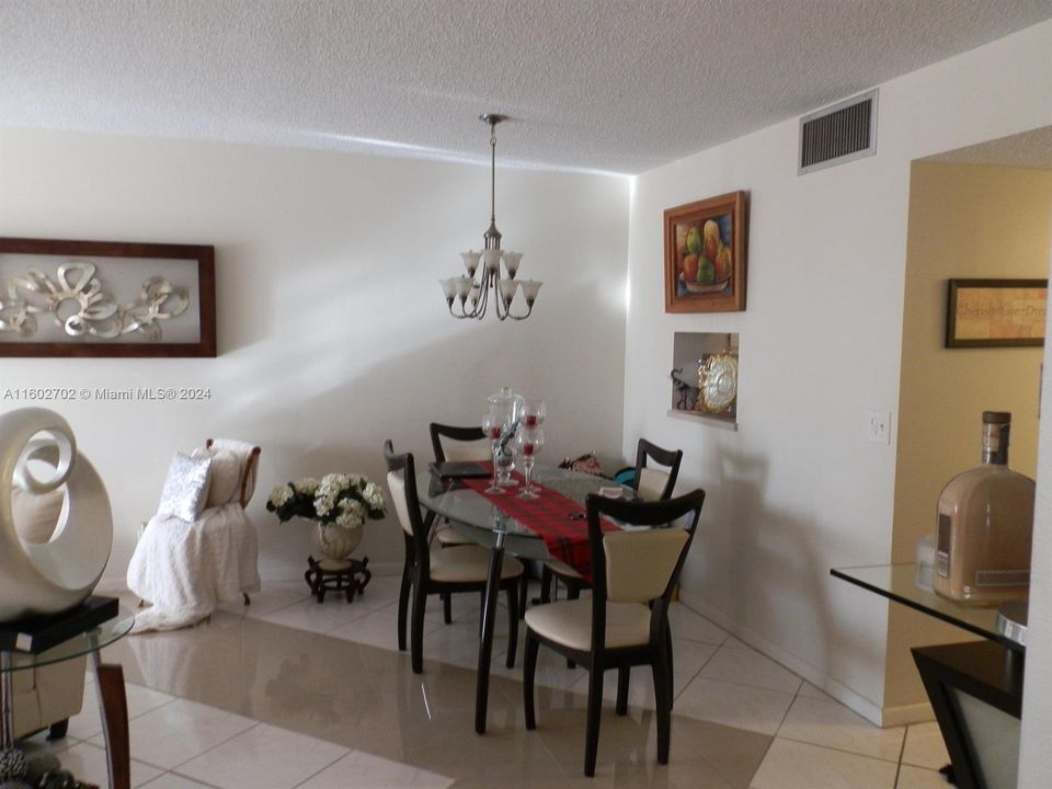 For Sale: $159,000 (1 beds, 1 baths, 781 Square Feet)