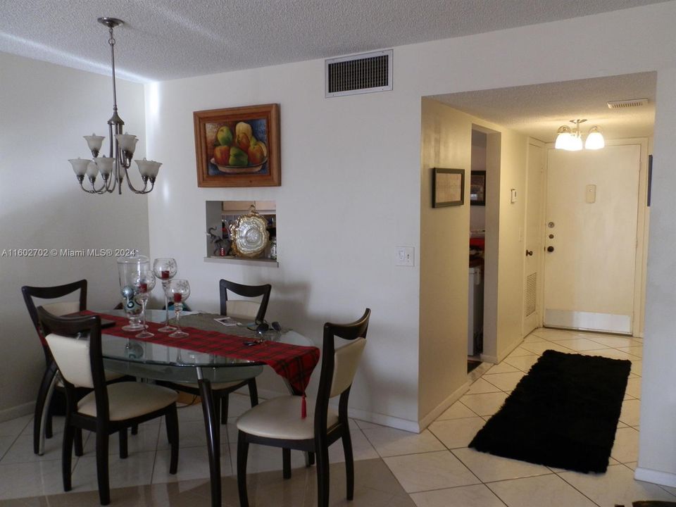 For Sale: $159,000 (1 beds, 1 baths, 781 Square Feet)