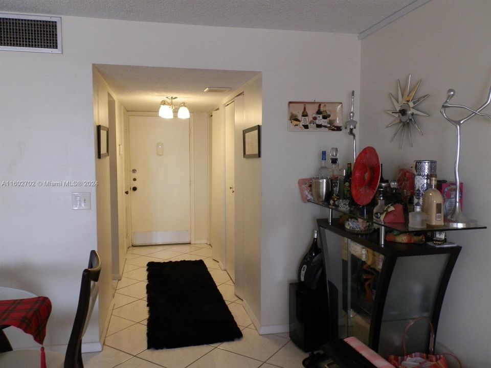 For Sale: $159,000 (1 beds, 1 baths, 781 Square Feet)