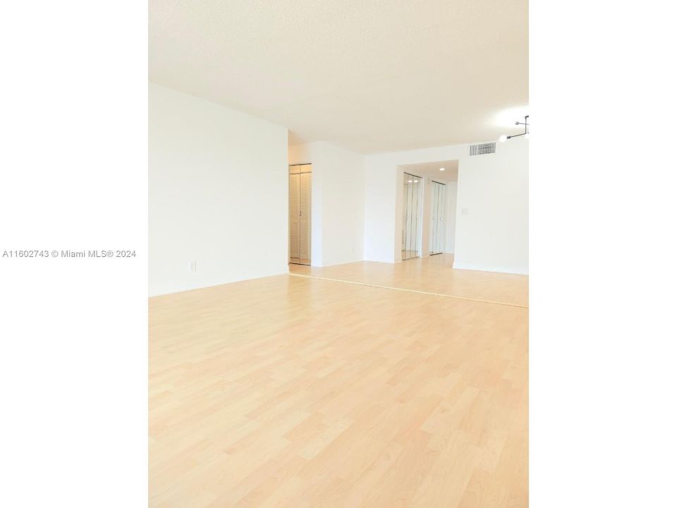 Active With Contract: $1,800 (1 beds, 1 baths, 781 Square Feet)