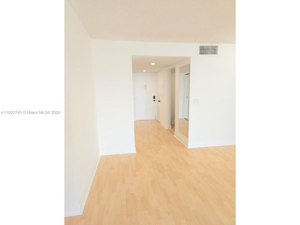 Active With Contract: $1,800 (1 beds, 1 baths, 781 Square Feet)