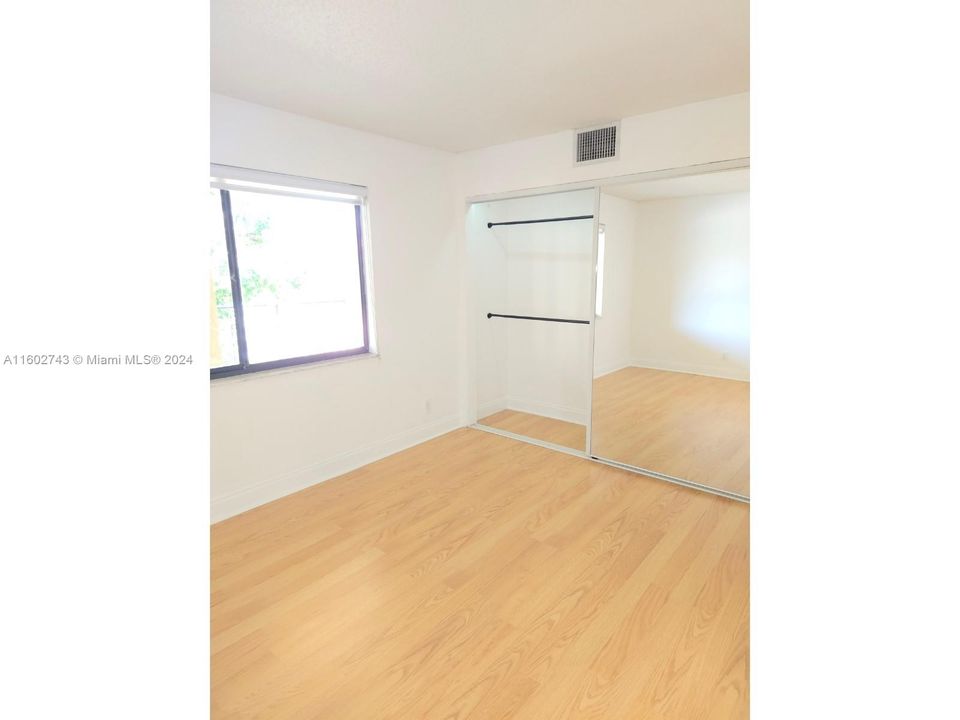 Active With Contract: $1,800 (1 beds, 1 baths, 781 Square Feet)