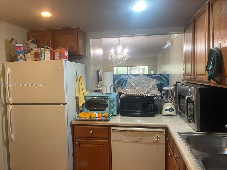 For Sale: $199,900 (2 beds, 2 baths, 944 Square Feet)