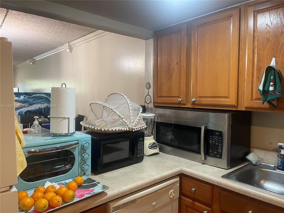 For Sale: $199,900 (2 beds, 2 baths, 944 Square Feet)