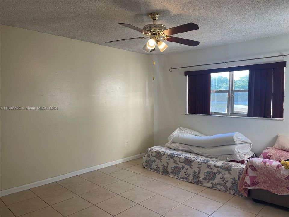 For Sale: $199,900 (2 beds, 2 baths, 944 Square Feet)