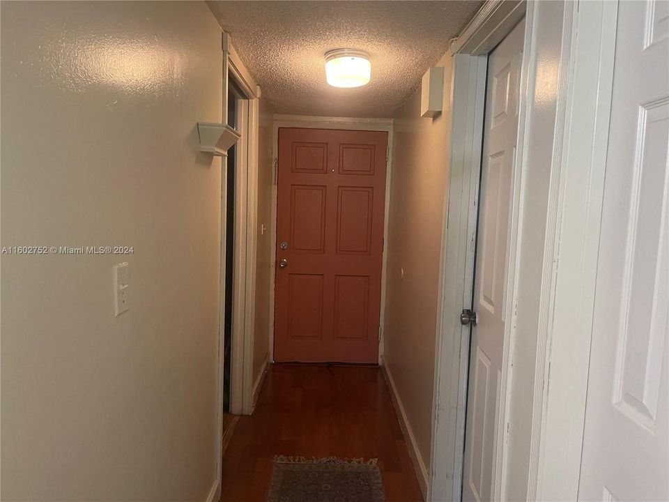 For Sale: $199,900 (2 beds, 2 baths, 944 Square Feet)