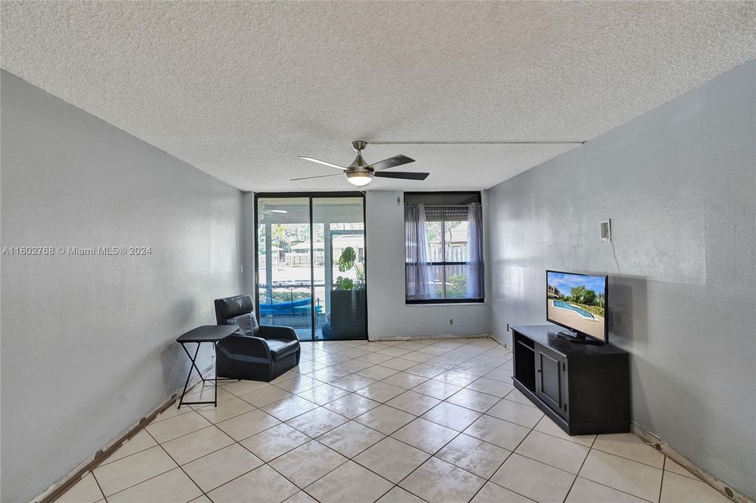 Active With Contract: $210,000 (2 beds, 2 baths, 1040 Square Feet)