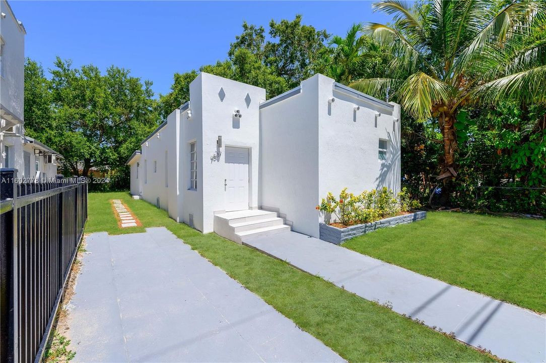 Recently Rented: $2,425 (2 beds, 1 baths, 745 Square Feet)