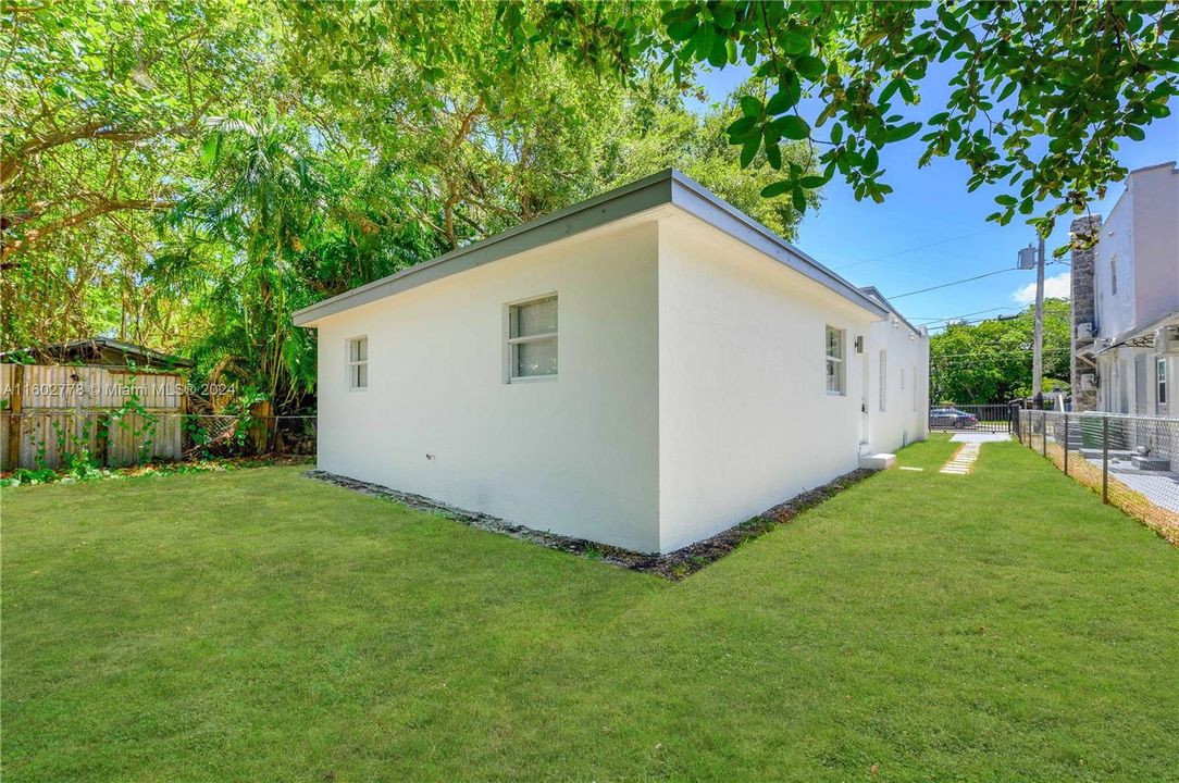 Recently Rented: $2,425 (2 beds, 1 baths, 745 Square Feet)