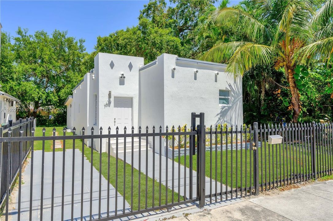 Recently Rented: $2,425 (2 beds, 1 baths, 745 Square Feet)