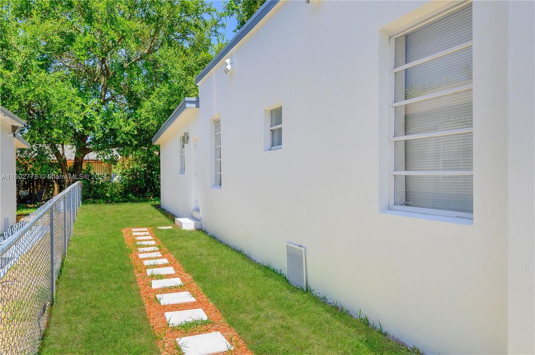 Recently Rented: $2,425 (2 beds, 1 baths, 745 Square Feet)