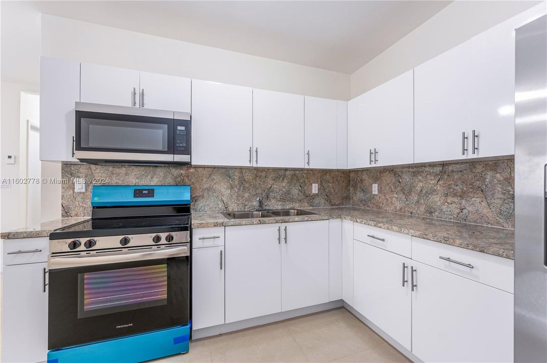 Recently Rented: $2,425 (2 beds, 1 baths, 745 Square Feet)